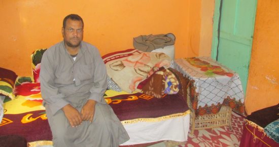 صور.. مأساة عامل يحتاج عملية زرع كلية للقدرة على العمل وتربية أولاده