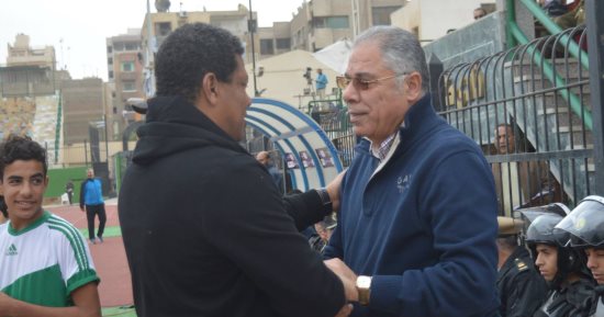صور.. رئيس طنطا يترك مقصورة الاستاد لتحية مدرب الداخلية