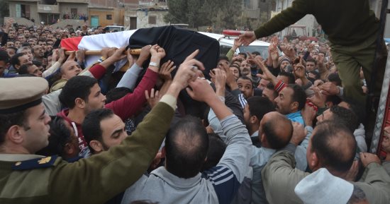 فيديو.. محافظ الغربية يؤدى صلاة الجنازة على الشهيد المجند محمد إبراهيم بمركز قطور