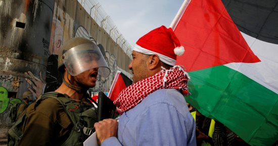 صور.. مواجهات بين فلسطينيين بزى"سانتا كلوز" وقوات الاحتلال فى بيت لحم