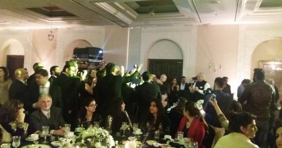 فيديو وصور.. نجيب ساويرس بالزى الباكستانى ويغنى "3 دقات" فى إسلام أباد