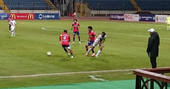 فيديو.. سيارة إسعاف تنقل لاعب النصر  فى مواجهة إنبى بعد تعرضه لإصابة قوية