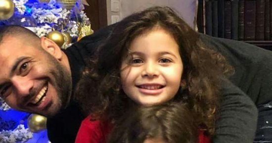 صور.. عماد متعب يغسل أحزانه فى الأهلى بالاحتفال مع بناته بالكريسماس