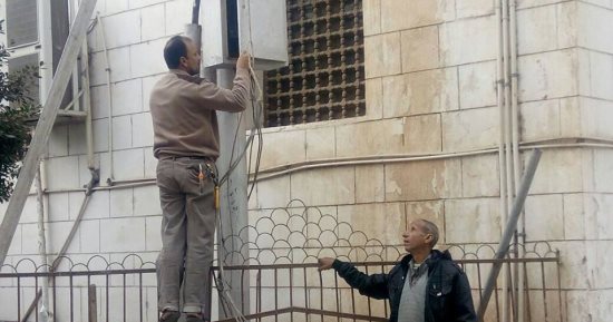 صور .. رفع كفاءة وصيانة لأعمدة الإنارة بقرى دمياط