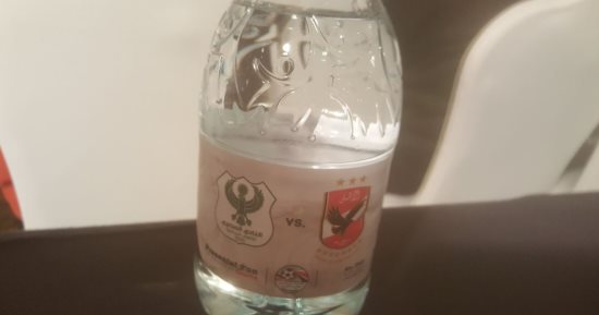 لوجو الأهلى والمصرى على زجاجات المياه المعدنية فى مؤتمر السوبر