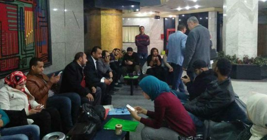 صحفيو الدستور يعتصمون بمقر النقابة بعد رفض قبول أوراق قيدهم.. صور