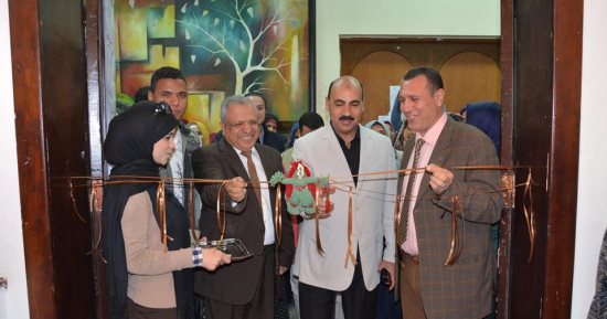 رئيس جامعة الفيوم يفتتح معرض قفزات نسجية بكلية التربية النوعية