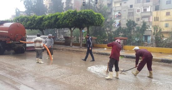 صور.. رفع مياه الأمطار من الشوارع وأمام المدارس بدسوق
