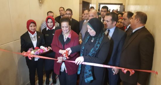 محافظ البحيرة ومدير جهاز تنمية المشروعات يفتتحان معرض منتجات يدوية