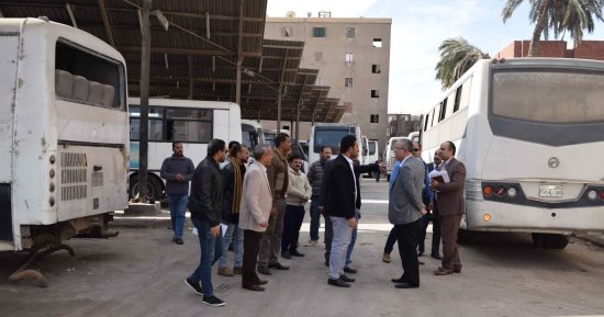 محافظ المنيا يوجه بتطوير مشروع النقل الجماعى خلال جولة تفقدية