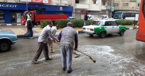 إزالة تجمعات مياه الأمطار من شوارع دمنهور بالبحيرة