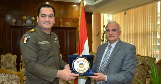 رئيس جامعة طنطا يكرم نائب مدير التربية العسكرية
