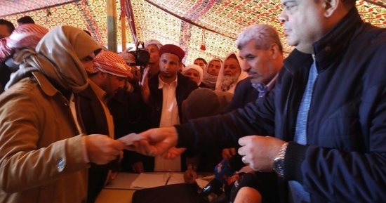 محافظ مطروح ينقل تحيات الرئيس السيسى لأهالى النجيلة خلال تسليمهم التعويضات