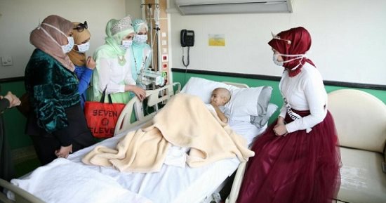 صور.. ملكة جمال المحجبات ومنظمة المسابقة والوصيفتان يزرن الأطفال مرضى السرطان