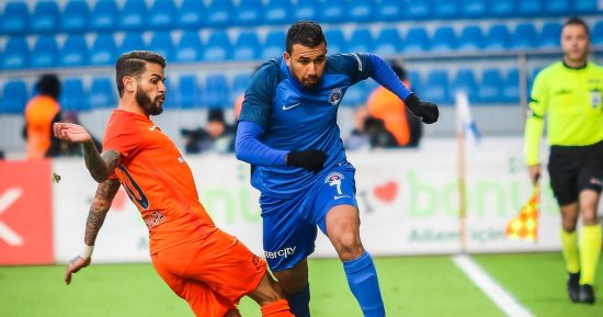 تريزيجيه عن جوائز الكاف: فخور بالتواجد فى هذا الجيل العظيم