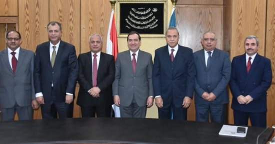 محافظ قنا يوقع عقد مشاركة مع "التعاون للبترول" لإنشاء محطة وقود جديدة