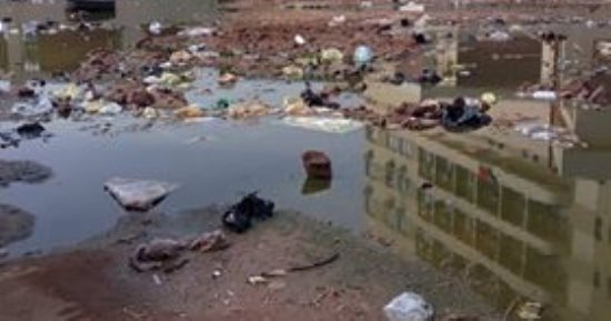 صور.. مياه الصرف الصحى تغرق شوارع حى الصداقة بأسوان
