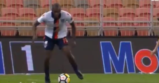 شاهد.. لاعب يحاول إظهار مهاراته بشكل كوميدى فى الدوري السعودي