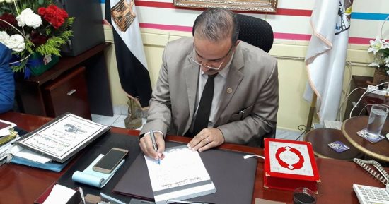 وكيل وزارة التعليم ببنى سويف يوقع على استمارة "علشان تبنيها"لمستقبل وطن