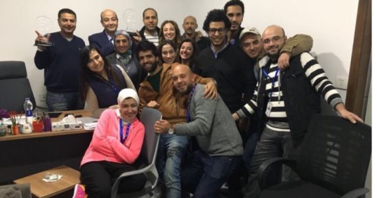 صورة.. عمرو أديب يحتفل مع فريق عمله بجوائز "دير جيست"