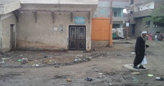 صور.. اضبط مخالفة.. الفصل الواحد بنزلة خيال تحاصرها مياه المجارى