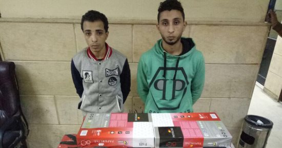 القبض على عاطل و أمين مخزن سرقا 395 كرتونة ورق طباعة فى المقطم