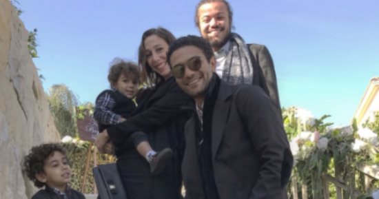 آسر ياسين ينشر صورة جديدة مع عائلته أثناء احتفالهم بالكريسماس