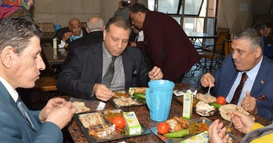 صور.. رئيس جامعة عين شمس ونوابه يتناولون وجبة الغداء مع طلاب المدينة الجامعية