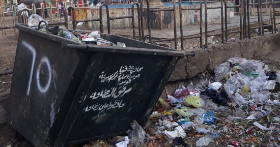 صور.. اضبط مخالفة .. مجلس مدينة قوص يحول نافورة إلى مقلب لإلقاء القمامة
