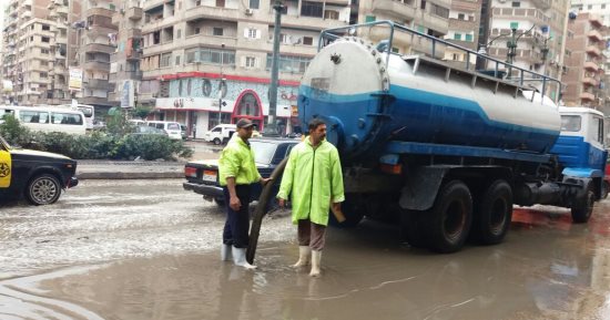 صور.. أحياء الإسكندرية تواصل رفع مخلفات نوة الفيضة الصغرى لليوم الثانى