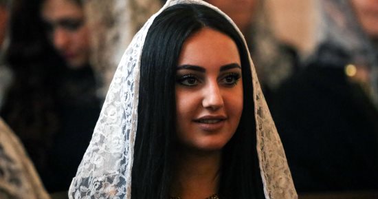 صور.. جميلات سوريا يتحدين الإرهاب بحضور قداس عيد الميلاد