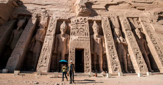  السياح يتوافدون على معبد أبو سمبل لقضاء أجازة الكريسماس 