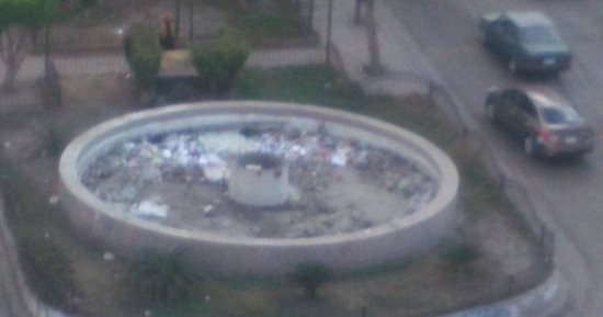 القمامة تملأ نافورة بشارع عباس العقاد فى مدينة نصر