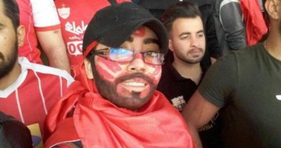 صورة.. هكذا تحدت فتاة إيرانية قانون حظر دخول النساء للملاعب