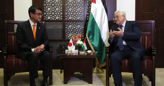 صور.. محمود عباس يلتقى بوزير الخارجية اليابانى فى رام الله