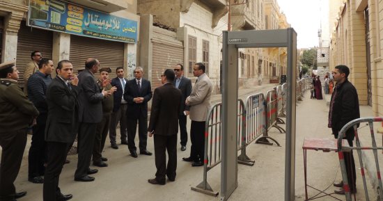 مدير أمن المنيا يتفقد عددا من الكنائس استعدادا لاحتفالات رأس السنة