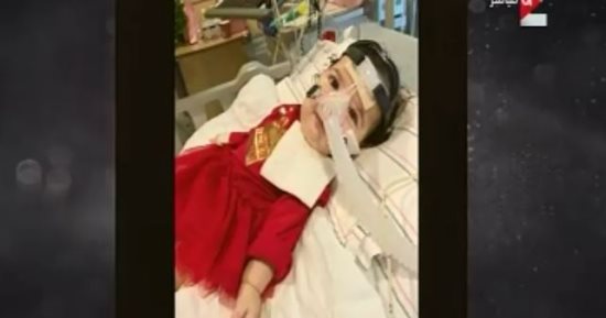 عمرو أديب يعرض صور الطفلة فريدة المصابة بضمور بفستان أحمر احتفالاً بـ"الكريسماس"
