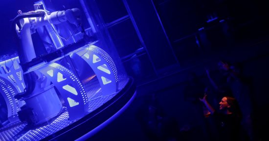 لعشاق الحفلات.. توظيف أول روبوت يعمل كـ DJ فى التشيك 