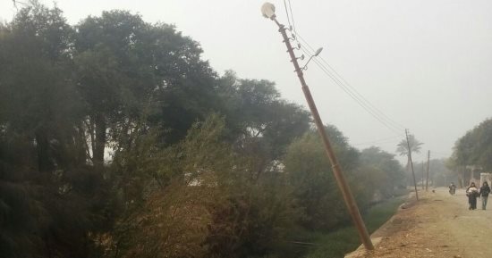 صور ..اضبط مخالفة .. أعمدة إنارة مائلة ومحولات مفتوحة بـ"الحاجر" ببنى سويف 