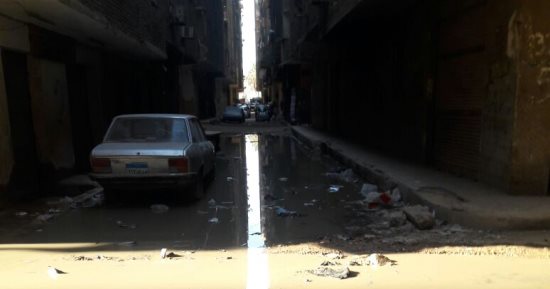 كسر ماسورة مياه بشارع عمر بن الخطاب فى مدينة قباء.. والأهالى يستغيثون