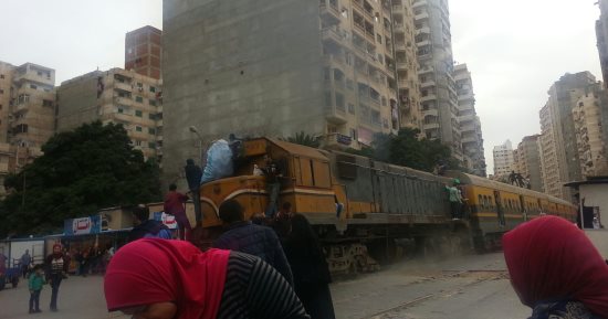 صور.. اضبط مخالفة.. أطفال يتسلقون سقف قطار أبو قير بالإسكندرية