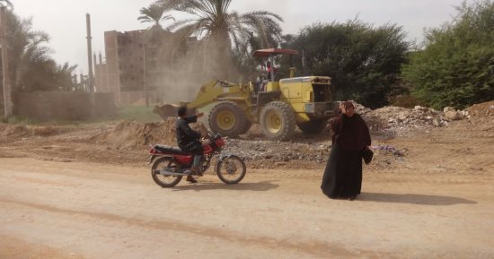 صور .. بدء ترميم المسار السياحى من معابد الكرنك حتى طريق العوامية بالأقصر