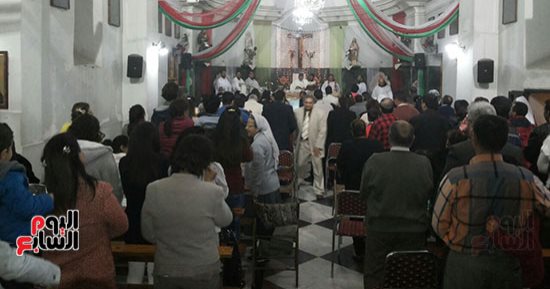 صور.. أقباط الأقصر يواصلون الاحتفال والصلاة بكنيسة العائلة المقدسة 