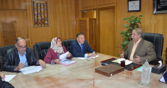 محافظ الإسماعيلية يناقش إجراءات التعامل مع ملف تقنين واضعى اليد