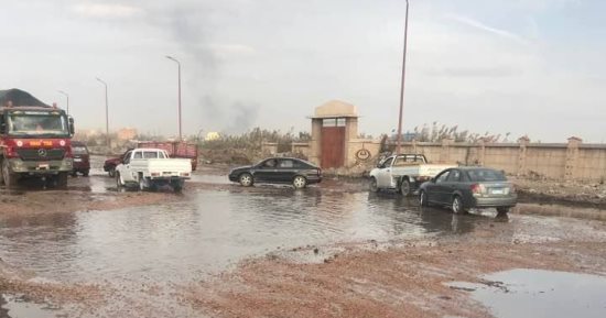 صور.. مياه الصرف تغرق طريق أم زغيو بالإسكندرية.. والمصانع تغلق أبوابها