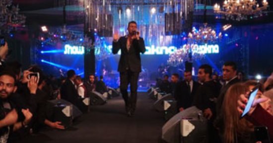 "كامل العدد".. الصور الأولى لحفل عمرو دياب بالكريسماس