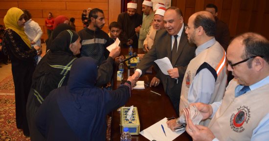 سكرتير عام محافظة المنيا يسلم مساعدات مالية من هيئة الإغاثة الإسلامية