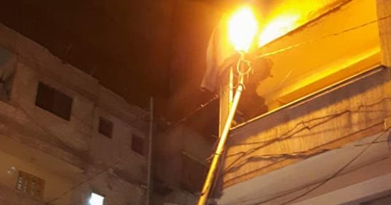 صور.. ميل عمود كهربائى يعرض المارة لخطر الصعق فى شارع 45 بالإسكندرية