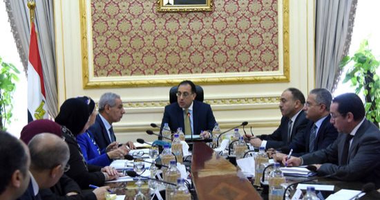 صور.. القائم بأعمال رئيس الوزراء يرأس اجتماعا لمتابعة المشروعات الصغيرة والمتوسطة