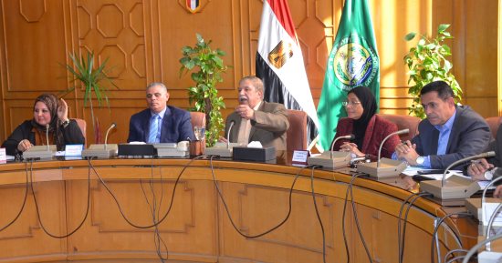 محافظ الإسماعيلية يطالب بتضافر كافة الجهود لمواجهة القضية السكانية